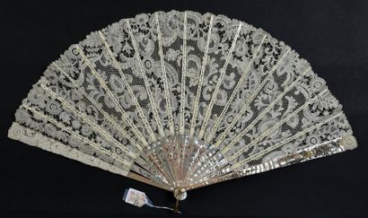 null Large folded fan, bobbin lace, circa 1880- 1900.
Large Old Flanders type bobbin...
