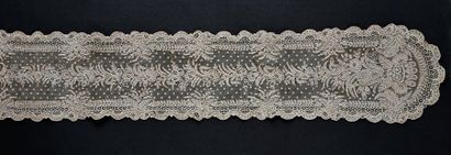 null Cravate en Alençon à l'aiguille, 2nde moitié du XIXe siècle.
Elégant décor d'une...