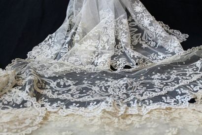 null Eléments du costume féminin, Bruxelles, 2nde moitié du XIXe siècle.
Une étole,...