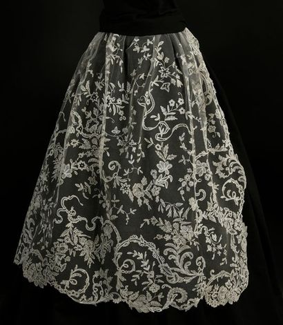 null Apron and veil, application from England, mid-19th century. 
 Spindle motifs...