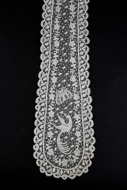  Deux grandes cravates, application d'Angleterre, fin du XIXe siècle. Une à décor...