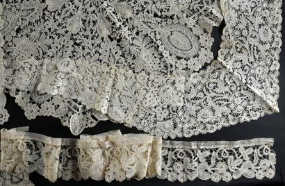 null Accessoires du costume en dentelle, Duchesse, 2nde moitié du XIXe siècle.
Quatre...