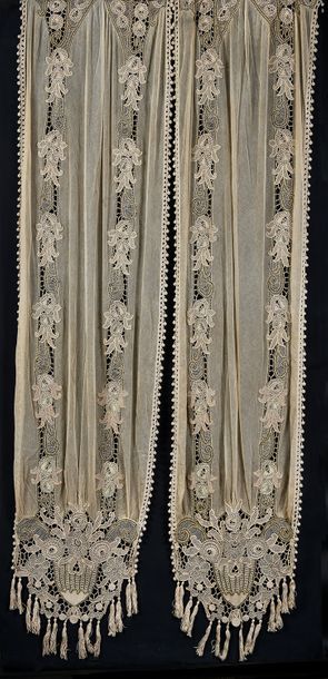 null Pair of Art Deco lace curtains, circa 1920-30.
Made of honey-coloured cotton...