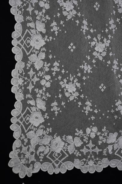  Lace blind, end of the 19th century. Large cotton tulle blind with muslin motifs...