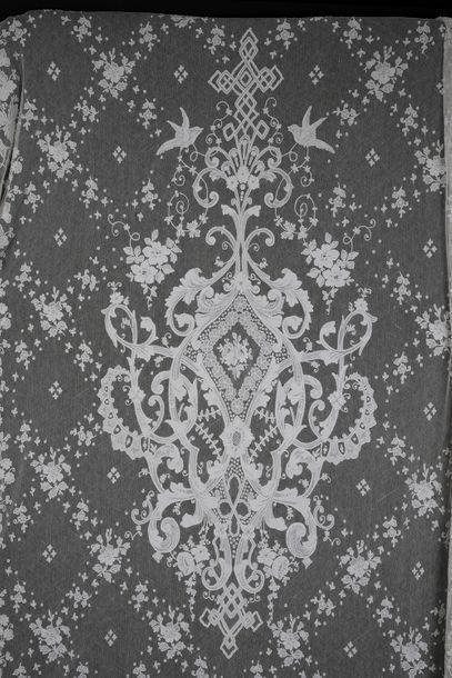 null Lace blind, end of the 19th century.
Large cotton tulle blind with muslin motifs...