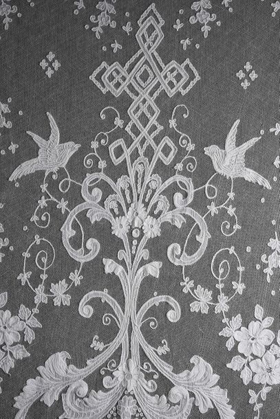  Lace blind, end of the 19th century. Large cotton tulle blind with muslin motifs...