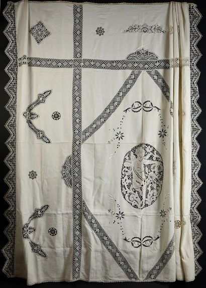 null Embroidery and lace blinds, early 20th century.
Two large curtains, linen blinds,...