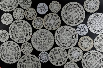 null Meeting of lace doilies, Belgium, early 20th century.
Factory new back, round...