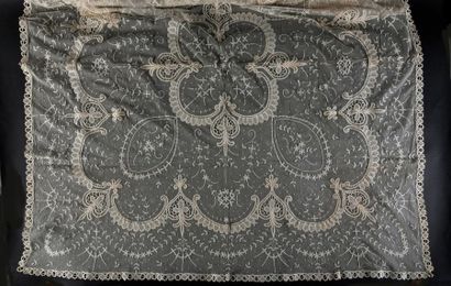 null Lace tablecloth and table mats, Belgium, 1st half of the 20th century.
A tablecloth...