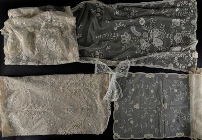 null Lace tablecloth and table mats, Belgium, 1st half of the 20th century.
A tablecloth...