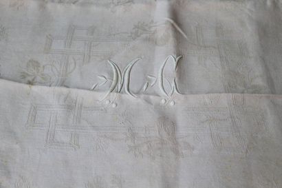  Service de table, nappe et neuf serviettes, vers 1930-40. En damassé de coton couleur...