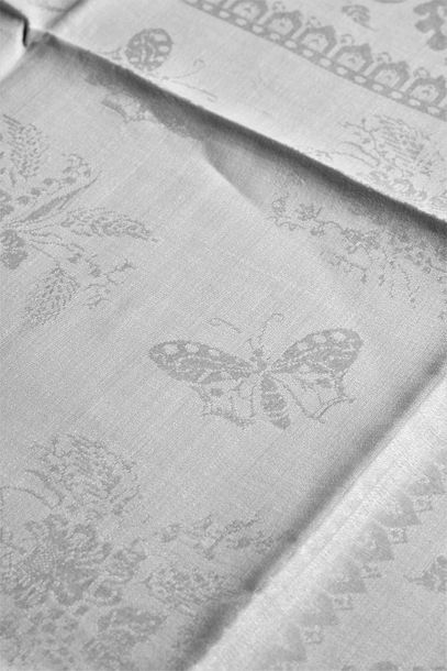  Deux suites de serviettes en damassé, XIXe siècle. Une suite de dix grandes serviettes...