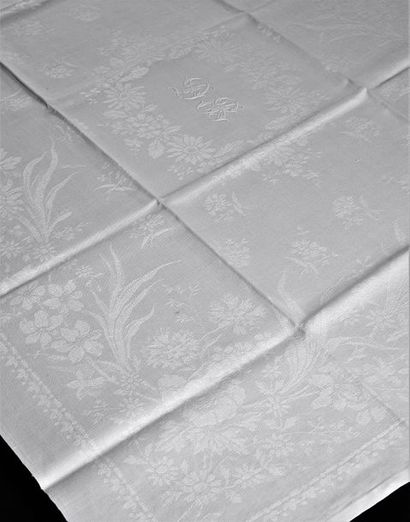 null Deux suites de onze serviettes, 2e moitié du XIXe siècle.
En damassé de lin...