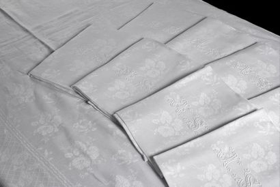  Nappe de banquet et vingt-quatre serviettes, fin du XIXe siècle. En damassé de coton,...