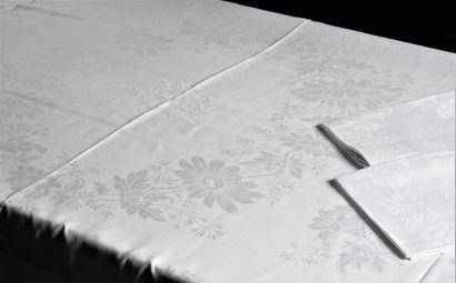 null Banquet tablecloth and fourteen napkins, late 19th century. 
In linen damask,...