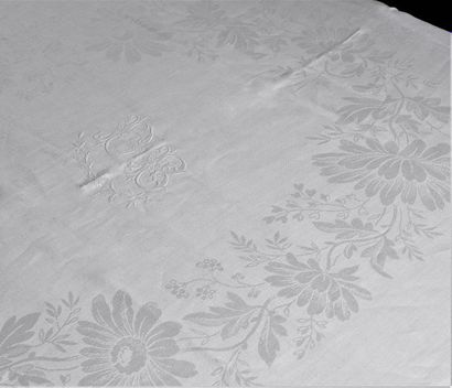 null Banquet tablecloth and fourteen napkins, late 19th century. 
In linen damask,...