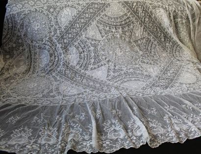 Bedspread, bonnet bottom and lace, early...