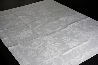  Service de table, nappe et quinze serviettes, fin du XIXème siècle. En damassé de...