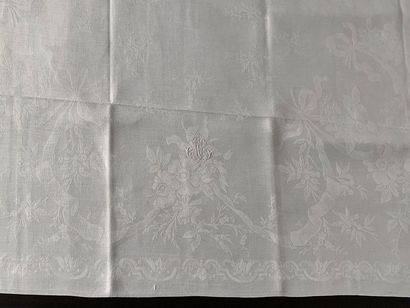  Service de table, nappe et quinze serviettes, fin du XIXème siècle. En damassé de...