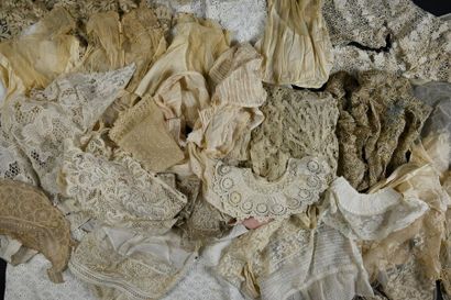  Réunion du costume féminin en dentelle, fin du XIXe début du XXe siècle. Vêtements...