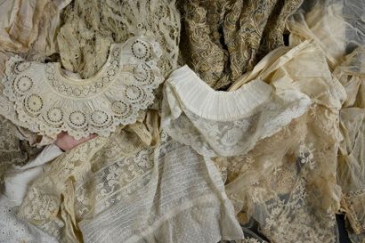 null Reunion of women's lace costume, end of the 19th and beginning of the 20th century.
Daywear...