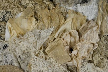 null Reunion of women's lace costume, end of the 19th and beginning of the 20th century.
Daywear...