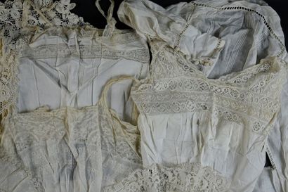  Partie de garde-robe pour dame, fin du XIXe siècle. En linon, dentelle et broderies :...