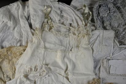  Fond de maison, lingerie pour dame de qualité, début du XXe siècle. Six chemises...