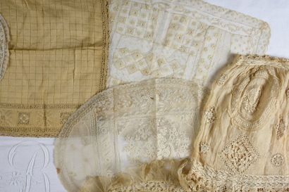 null Embroidered sheet and doilies, end of the 19th century. 
The sheet in thread...