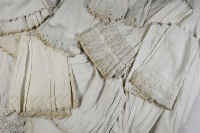  Onze jupons brodés en blanc, fin du XIXe début du XXe siècle. Dans une caisse en...