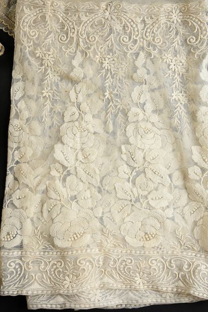 null Elements of women's costume, late 19th, early 20th century.
A large long lace...