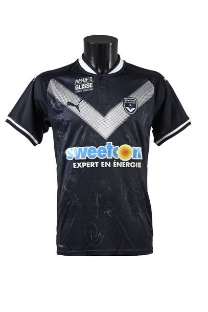 null Bordeaux Girondins jersey with the signatures of the 2017-2018 season team players....
