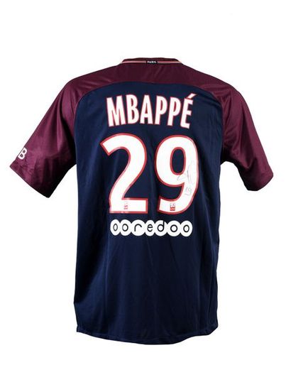 null Kylian Mbappé. Maillot n°29 du Paris Saint-Germain avec la signature du joueur...