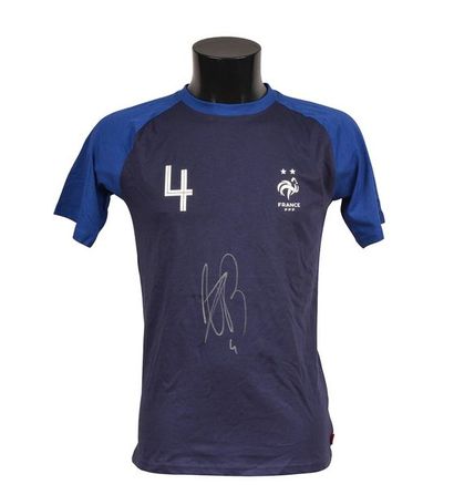 null Raphaël Varane. French team training tee shirt with the World Champion's signature...