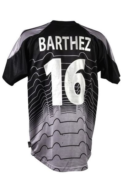null Fabien Barthez. Replica jersey n°16 of the French team with the player's signature...