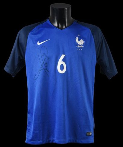 null Paul Pogba. Maillot n°6 de l'équipe de France 2016 avec la signature originale...