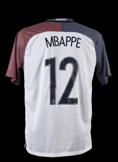 null Kylian Mbappé. Maillot n°12 de l'équipe de France 2016 avec la signature originale...