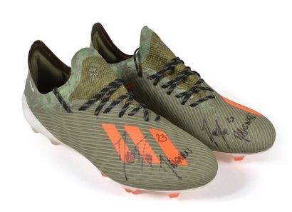 null Mike Maignan. Pair of crampons signed and personally offered during the French...