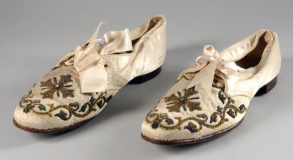 null Rare paire de sandales liturgiques, seconde moitié du XIXe siècle, en satin...