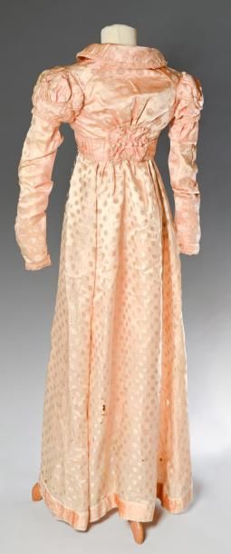 null Robe de jeune fille, vers 1825-1830, robe décolletée à taille haute et petites...