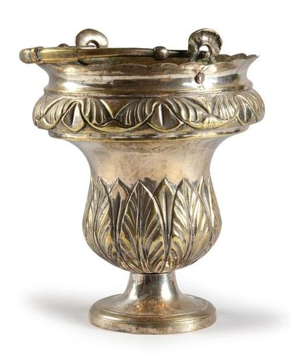 null Seau à eau bénite, XVIIIe siècle, en métal argenté repoussé et ciselé, décor...