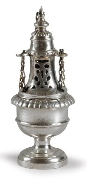 null Encensoir balustre, XIXe siècle, en métal argenté, ajouré; foyer à bord godronné,...