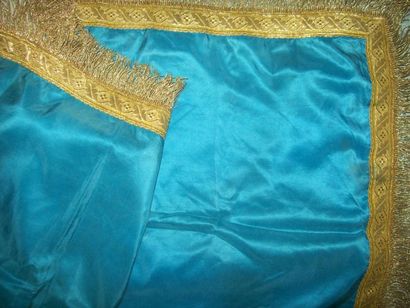 null Nappe d'un autel marial, XIXe siècle, en taffetas de soie bleu bordé d'un galon...