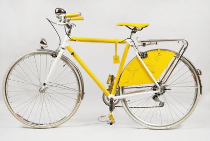 null Vélo habillé de cuir jaune en hommage au Maillot de Leader, réalisé par le maroquinier...