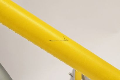 null Vélo habillé de cuir jaune en hommage au Maillot de Leader, réalisé par le maroquinier...