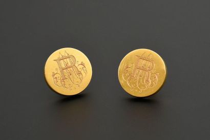 null PAIR OF COLLAR BUTTONS.
In yellow gold of round shape, engraved with the interlaced...