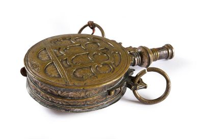 null POWDER KEG.
In bronze and silvered brass, round in shape, with chiselled and...