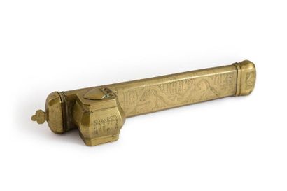 null DIVIT — ÉCRITOIRE PORTATIF.
En bronze doré, constitué d'un porte-plume oblong...