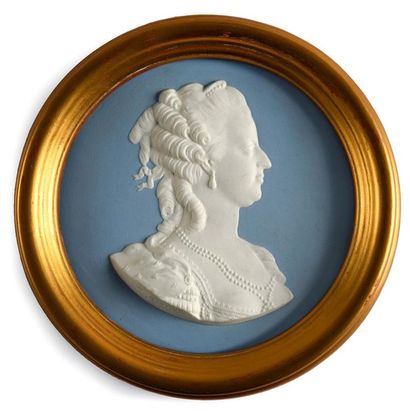 null MARIE-ANTOINETTE, Queen of France.
Large round medallion, in white Sèvres biscuit,...