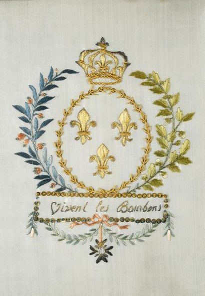 Maison de France Pièce d'étoffe en soie, couleur ivoire, brodée d'un blason en fils...